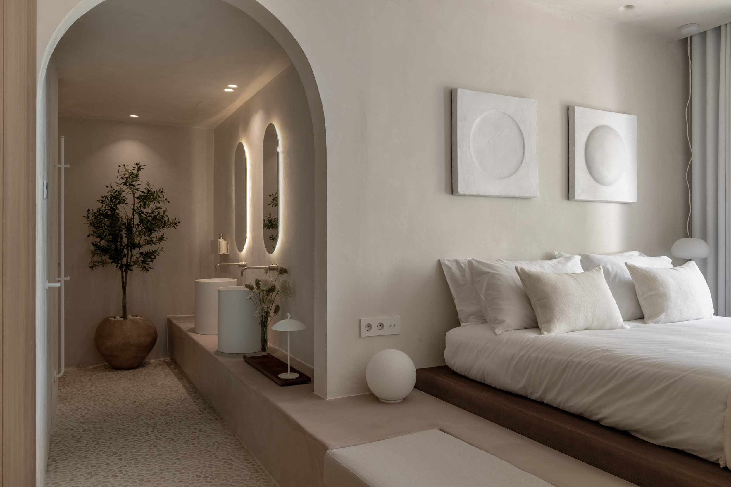 Oía Penthouse bedroom and arched bathroom